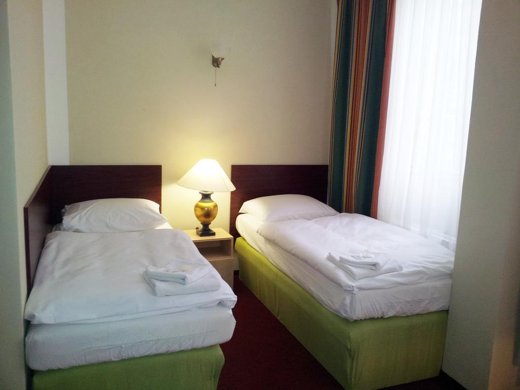 Hotel & Hostel Florian براغ الغرفة الصورة